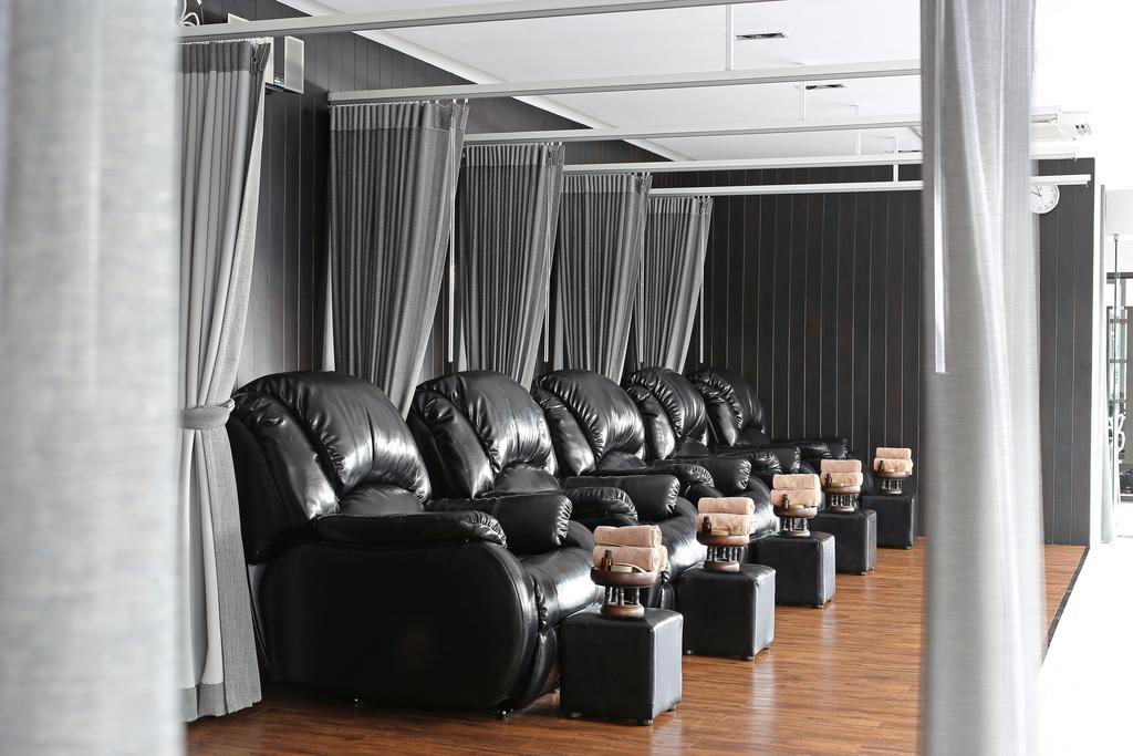 S Ratchada Leisure Hotel - Sha Plus Бангкок Екстер'єр фото A foot massage parlor in Taiwan