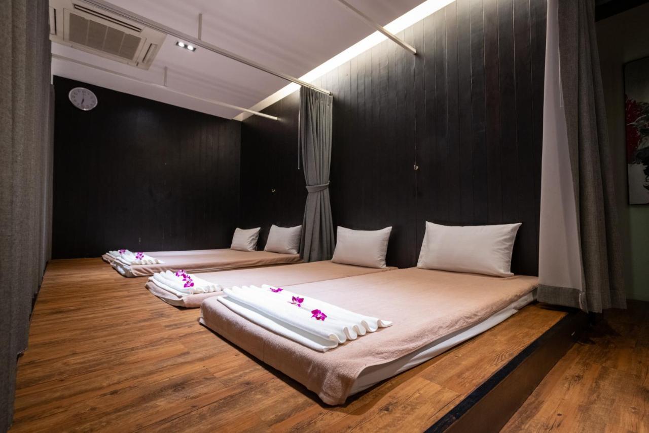 S Ratchada Leisure Hotel - Sha Plus Бангкок Екстер'єр фото Thai massage room