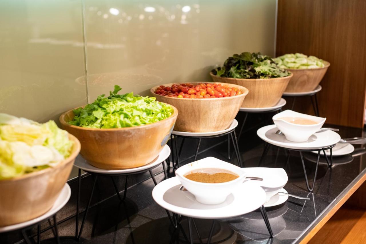 S Ratchada Leisure Hotel - Sha Plus Бангкок Екстер'єр фото A salad bar