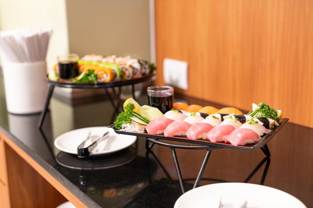 S Ratchada Leisure Hotel - Sha Plus Бангкок Екстер'єр фото Sushi at a buffet