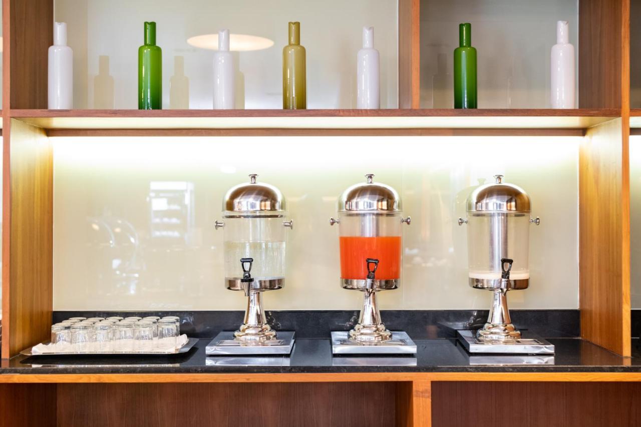 S Ratchada Leisure Hotel - Sha Plus Бангкок Екстер'єр фото Juice dispensers